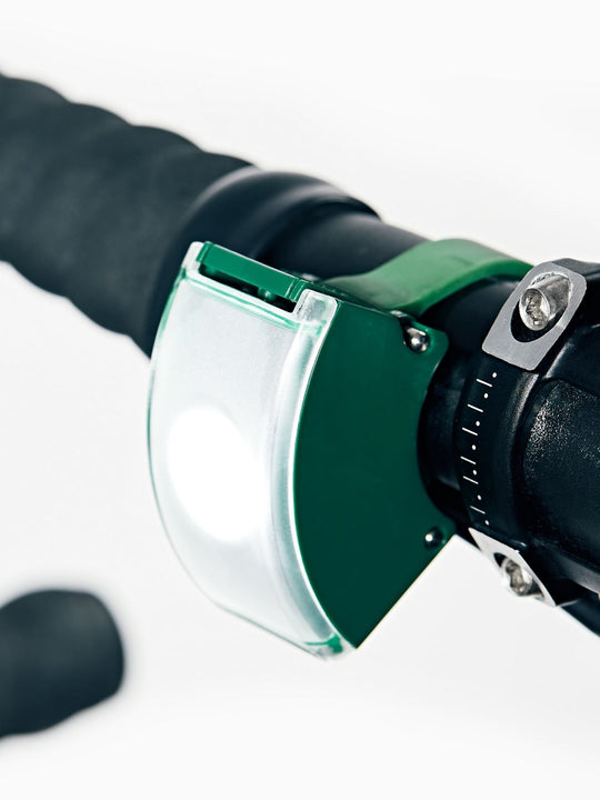 Załaduj obraz do przeglądarki galerii, Lampka rowerowa BOOKMAN Curve Front Light 220lm zielony