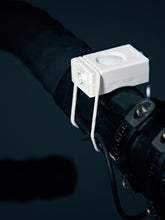 Załaduj obraz do przeglądarki galerii, Lampka rowerowa BOOKMAN Block Light Front 50lm biały
