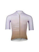 Załaduj obraz do przeglądarki galerii, Koszulka rowerowa POC M's Pristine Print Jersey - Gradient Jasper Brown/Purple Quartz