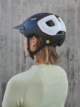 Załaduj obraz do przeglądarki galerii, Kask rowerowy POC AXION RACE MIPS - Ur. Black Matt/Hydr. White