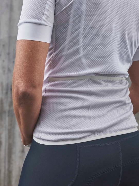 Załaduj obraz do przeglądarki galerii, Koszulka rowerowa POC W's ESSENTIAL ROAD LOGO Jersey - Hydr. White/Granite Grey