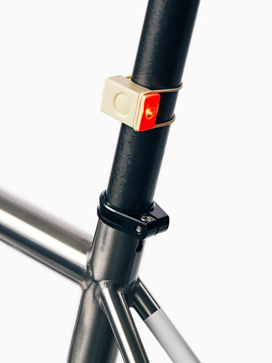 Załaduj obraz do przeglądarki galerii, Lampka rowerowa BOOKMAN Block Light Rear 18lm beżowy