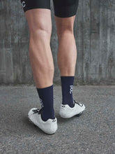 Załaduj obraz do przeglądarki galerii, Skarpety rowerowe POC SOLEUS LITE LONG Sock - Turmaline Navy