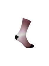 Załaduj obraz do przeglądarki galerii, Skarpety rowerowe POC ESSENTIAL PRINT - Gradient Garnet Red