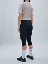 Załaduj obraz do przeglądarki galerii, Spodenki rowerowe damskie POC W's Motion Air Shorts czarny