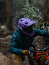 Załaduj obraz do przeglądarki galerii, Kask rowerowy POC OTOCON RACE MIPS - Sap. Purple/Ur. Black Metallic/Matt
