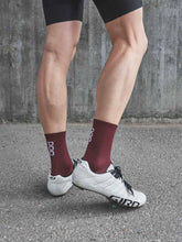 Załaduj obraz do przeglądarki galerii, Skarpety rowerowe POC SEIZE Sock Short - Garnet Red