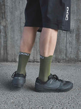 Załaduj obraz do przeglądarki galerii, Skarpety rowerowe POC LITHE MTB Sock Mid - Epid. Green