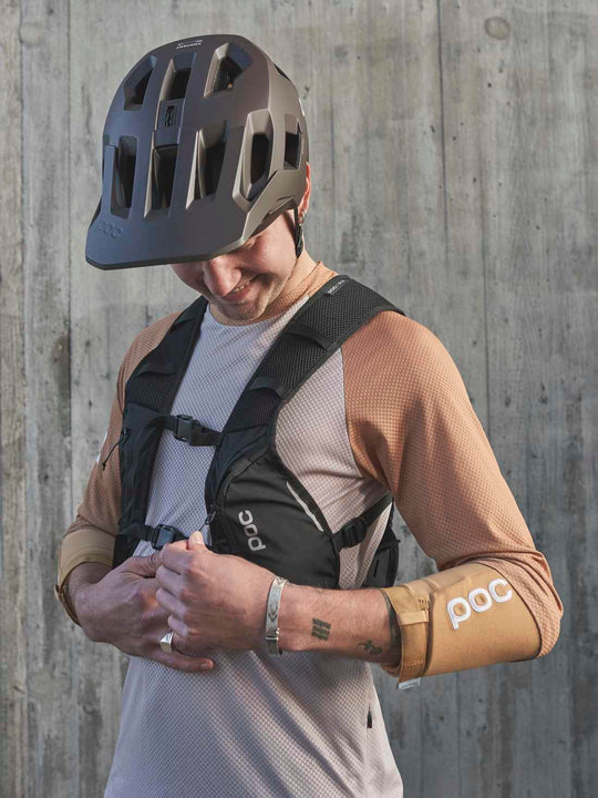 Załaduj obraz do przeglądarki galerii, Plecak POC COLUMN VPD Backpack Vest - Ur. Black