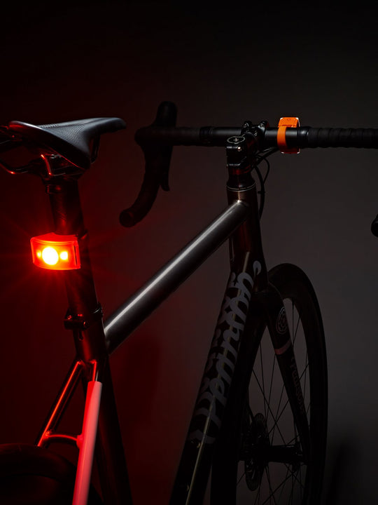 Załaduj obraz do przeglądarki galerii, Lampka rowerowa BOOKMAN Curve Rear Light 37lm pomarańczowy