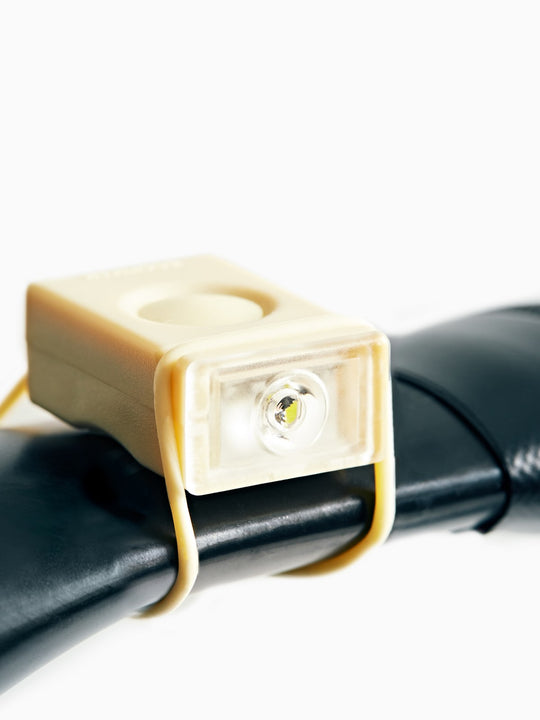 Załaduj obraz do przeglądarki galerii, Lampka rowerowa BOOKMAN Block Light Front 50lm beżowy