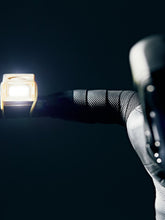 Załaduj obraz do przeglądarki galerii, Lampka rowerowa BOOKMAN Block Light Front 50lm beżowy