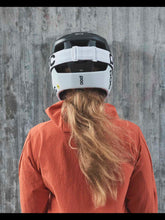 Załaduj obraz do przeglądarki galerii, Kask rowerowy POC OTOCON RACE MIPS - Ur. Black/Hydr. White Matt