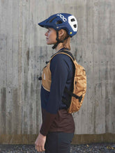 Załaduj obraz do przeglądarki galerii, Plecak enduro POC COLUMN VPD Backpack 8L - Arag. Brown