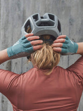 Załaduj obraz do przeglądarki galerii, Rękawice rowerowe POC AGILE Short Glove - Lt Dioptase Blue