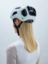 Załaduj obraz do przeglądarki galerii, Kask rowerowy POC Ventral Air MIPS - Hyd. White/Ur. Black Matt