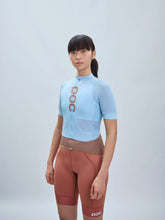 Załaduj obraz do przeglądarki galerii, Koszulka rowerowa POC W's Essential Road Logo Jersey blue - Mineral Blue/Jasper Brown