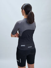 Załaduj obraz do przeglądarki galerii, Koszulka rowerowa POC W's Essential Road Jersey Print - Uran. Black/Sylvanite Grey