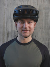 Załaduj obraz do przeglądarki galerii, Kask rowerowy POC KORTAL - Ur. Black/Epid. Green Metallic/Matt