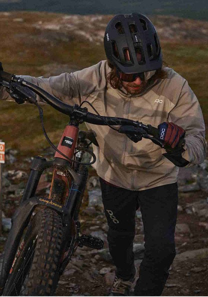 Czym różni się odzież rowerowa MTB od odzieży szosowej?