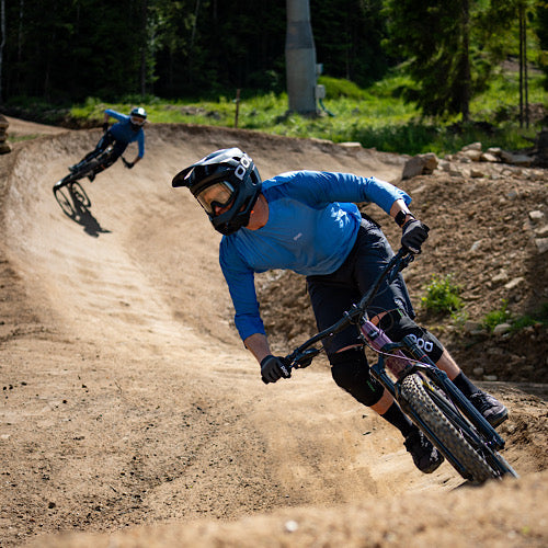 Kaski downhill - jak zapewnić maksymalną ochronę na zjazdach?