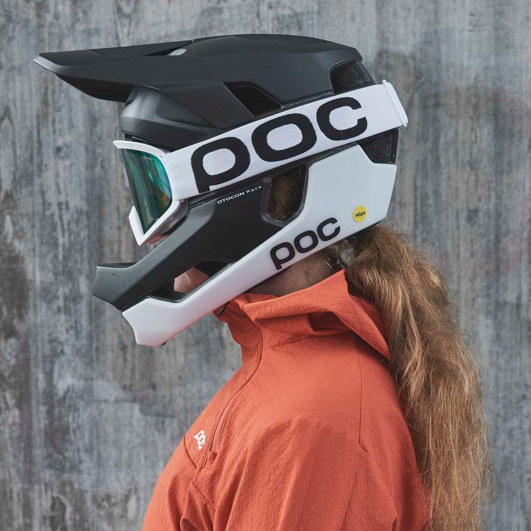 Kaski All-Mountain vs Enduro – na co się zdecydować, jeśli jeździsz po zróżnicowanym terenie