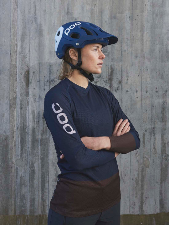 Załaduj obraz do przeglądarki galerii, Koszulka rowerowa POC W&#39;s MTB PURE LS Jersey - Turmaline Navy/Axinite Brown
