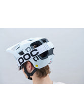 Załaduj obraz do przeglądarki galerii, Kask rowerowy POC KORTAL RACE MIPS - Hydr. White/Ur. Black Matt
