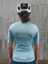 Załaduj obraz do przeglądarki galerii, Koszulka rowerowa POC W&#39;s PRISTINE Jersey - Lt Dioptase Blue
