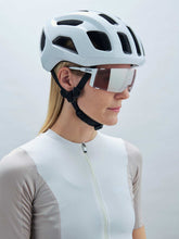 Załaduj obraz do przeglądarki galerii, Kask rowerowy POC Ventral Air MIPS - Hyd. White/Ur. Black Matt
