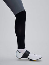 Załaduj obraz do przeglądarki galerii, Nogawki rowerowe POC Cadence Leg Warmer - Ur. Black
