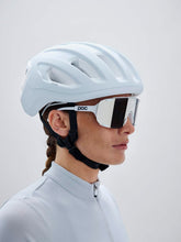 Załaduj obraz do przeglądarki galerii, Okulary rowerowe POC Devour Mid - Hydrogen White/Clarity Road/Sunny Silver
