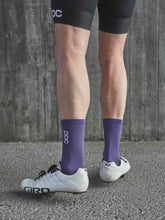 Załaduj obraz do przeglądarki galerii, Skarpety rowerowe POC FLAIR Sock Mid - Sap. Purple/Hydr. White - poc warszawa
