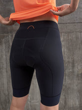 Załaduj obraz do przeglądarki galerii, Spodenki rowerowe POC W’s Air Indoor Shorts - Uran. Black - poc warszawa
