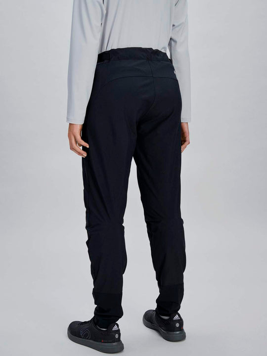 Załaduj obraz do przeglądarki galerii, Spodnie rowerowe POC W's Motion Pants - Ur. Black
