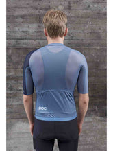 Załaduj obraz do przeglądarki galerii, Koszulka rowerowa POC M&#39;s AIR Jersey - Calcite Blue/Turmaline Navy
