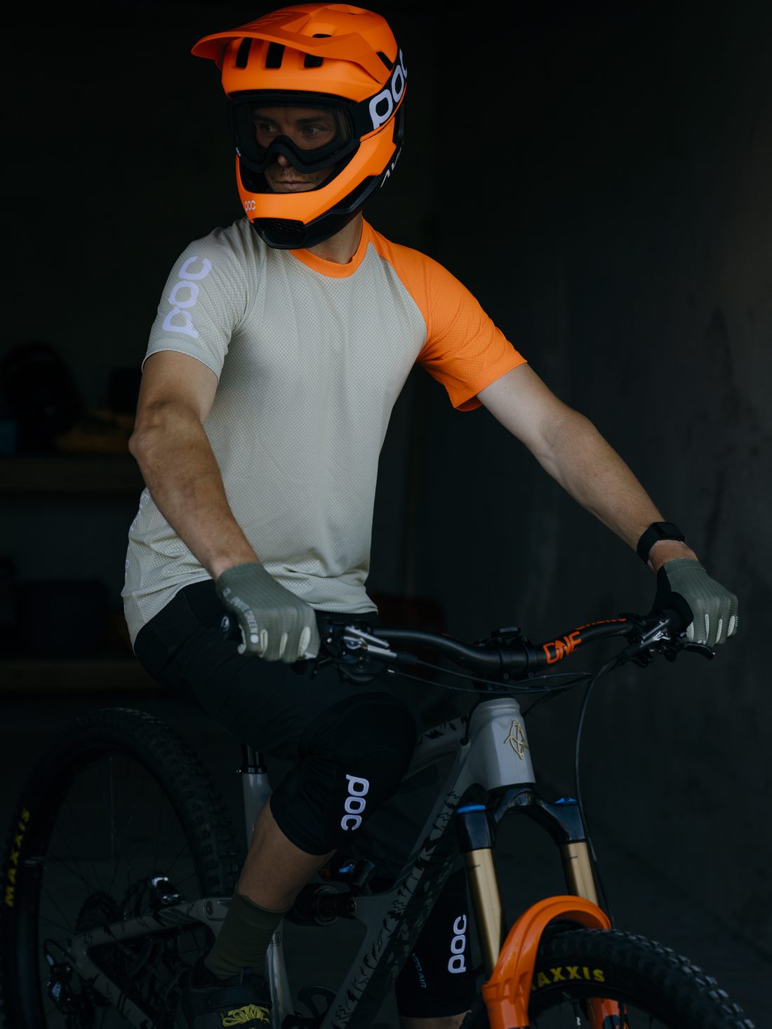 Kask rowerowy POC OTOCON RACE MIPS - Fluo. Orange Avip/Ur. Black Matt