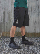 Załaduj obraz do przeglądarki galerii, Spodenki rowerowe POC BASTION Shorts - Ur. Black

