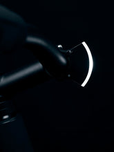 Załaduj obraz do przeglądarki galerii, Lampka rowerowa BOOKMAN Curve Front Light 220lm czarny - TU - poc warszawa
