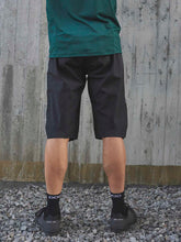 Załaduj obraz do przeglądarki galerii, Spodenki rowerowe POC BASTION Shorts - Ur. Black
