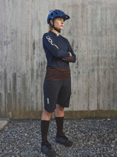 Załaduj obraz do przeglądarki galerii, Spodenki damskie POC W&#39;s ESSENTIAL ENDURO Shorts - Ur. Black
