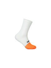 Załaduj obraz do przeglądarki galerii, Skarpety rowerowe POC FLAIR Sock Mid - Hydr. White/Zink Orange
