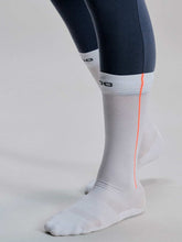 Załaduj obraz do przeglądarki galerii, Skarpety narciarskie POC Race Sock Lite - Hydrogen White
