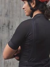 Załaduj obraz do przeglądarki galerii, Koszulka rowerowa POC W’s ESSENTIAL ROAD LOGO Jersey - Ur. Black - poc warszawa
