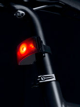 Załaduj obraz do przeglądarki galerii, Lampka rowerowa BOOKMAN Curve Rear Light 37lm czarny - TU - poc warszawa

