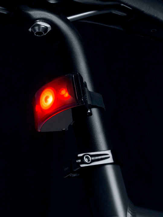 Załaduj obraz do przeglądarki galerii, Lampka rowerowa BOOKMAN Curve Rear Light 37lm czarny - TU - poc warszawa
