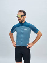 Załaduj obraz do przeglądarki galerii, Koszulka rowerowa POC M&#39;s Essential Road Logo Jersey - Cal. Blue/Dark Cal. Blue
