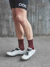 Załaduj obraz do przeglądarki galerii, Skarpety rowerowe POC SEIZE Sock Short - Garnet Red
