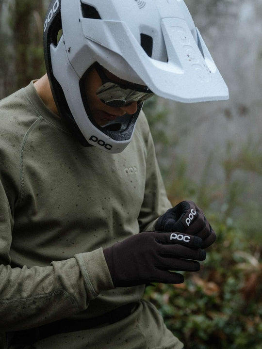 Załaduj obraz do przeglądarki galerii, Kask rowerowy POC OTOCON RACE MIPS - Hydr. White/Ur. Black Matt
