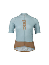 Załaduj obraz do przeglądarki galerii, Koszulka rowerowa POC W&#39;s Essential Road Logo Jersey blue - Mineral Blue/Jasper Brown
